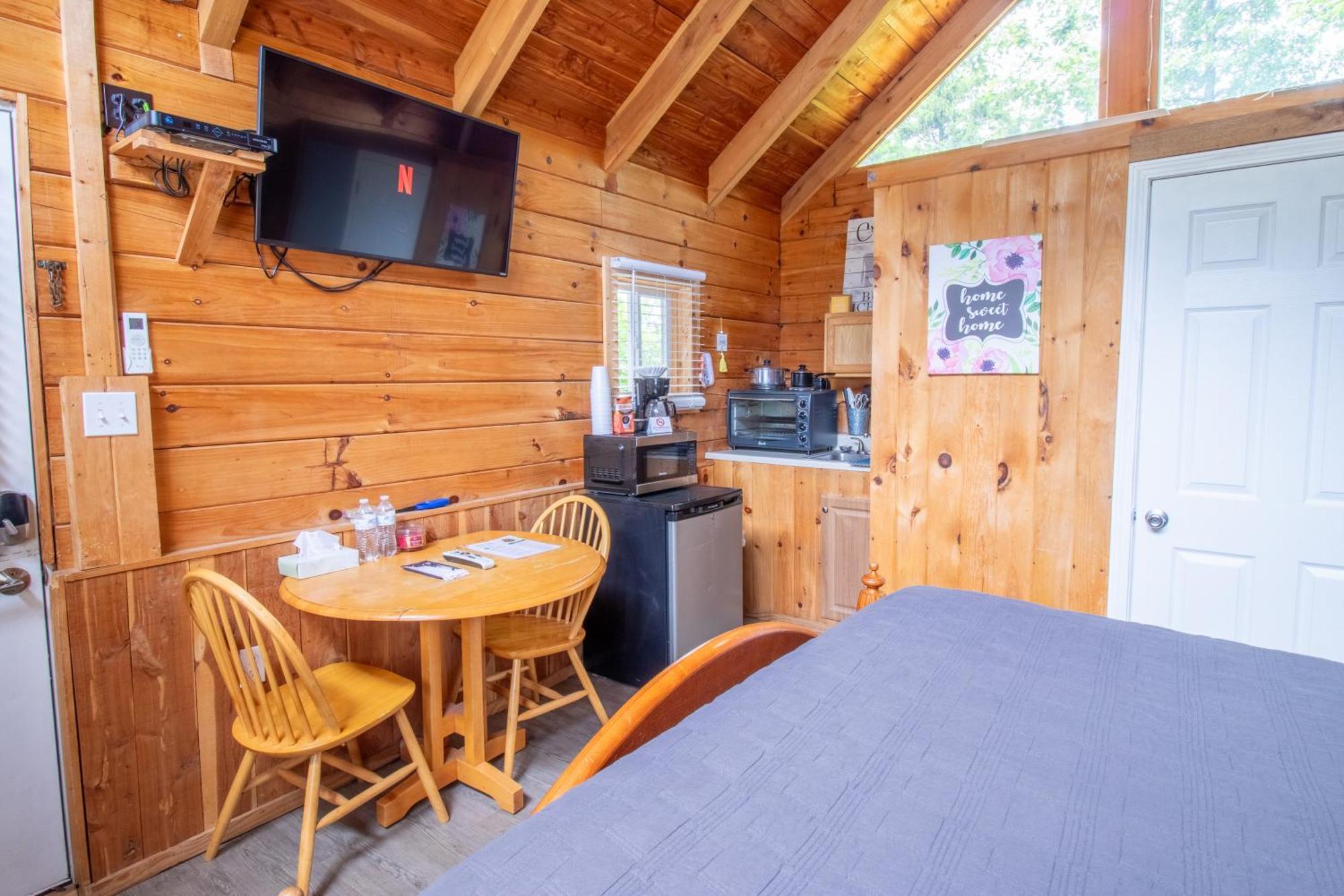 Kozy Haven Log Hotel *