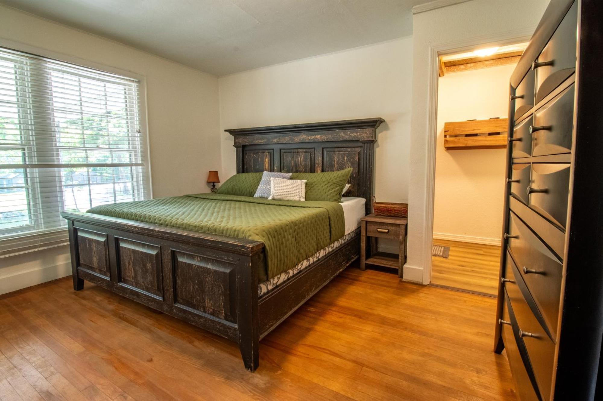 Kozy Haven Log Hotel